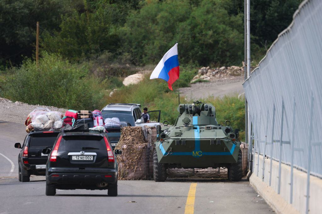 Fuerzas de Rusia resguardan el cruce de los refugiados hacia Armenia