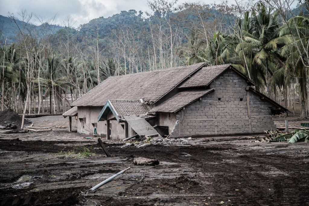 El lodo y las cenizas cubrieron parte de la localidad Kamar Kajang