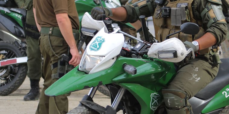 19 de Diciembre 2019/ SANTIAGOcarabinero hace un reconocimiento en moto, durante una nueva jornada de protestas en plaza italia
FOTO: MAURICIO MENDEZ/AGENCIAUNO