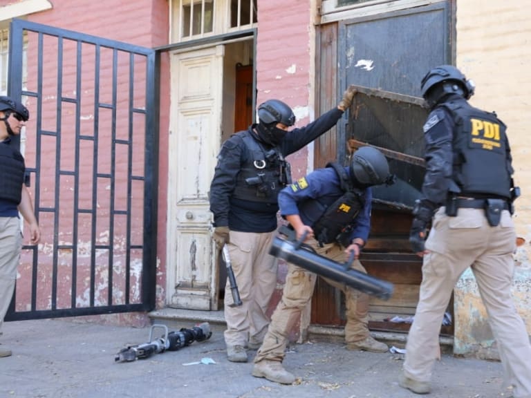 Detienen a tres sujetos vinculados a robos y dos homicidios en la comuna de Santiago