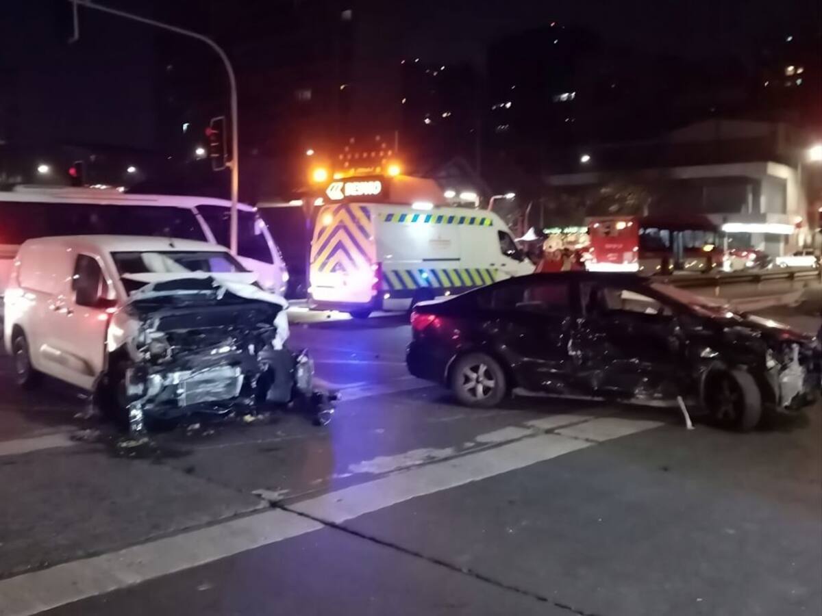 Insólito accidente en Santiago Centro: conductores se dieron a la fuga tras chocar y dejar 2 heridos