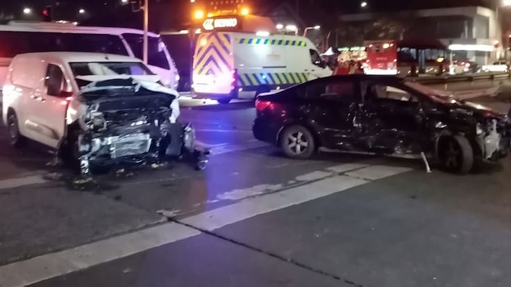 Insólito accidente en Santiago Centro: conductores se dieron a la fuga tras chocar y dejar 2 heridos