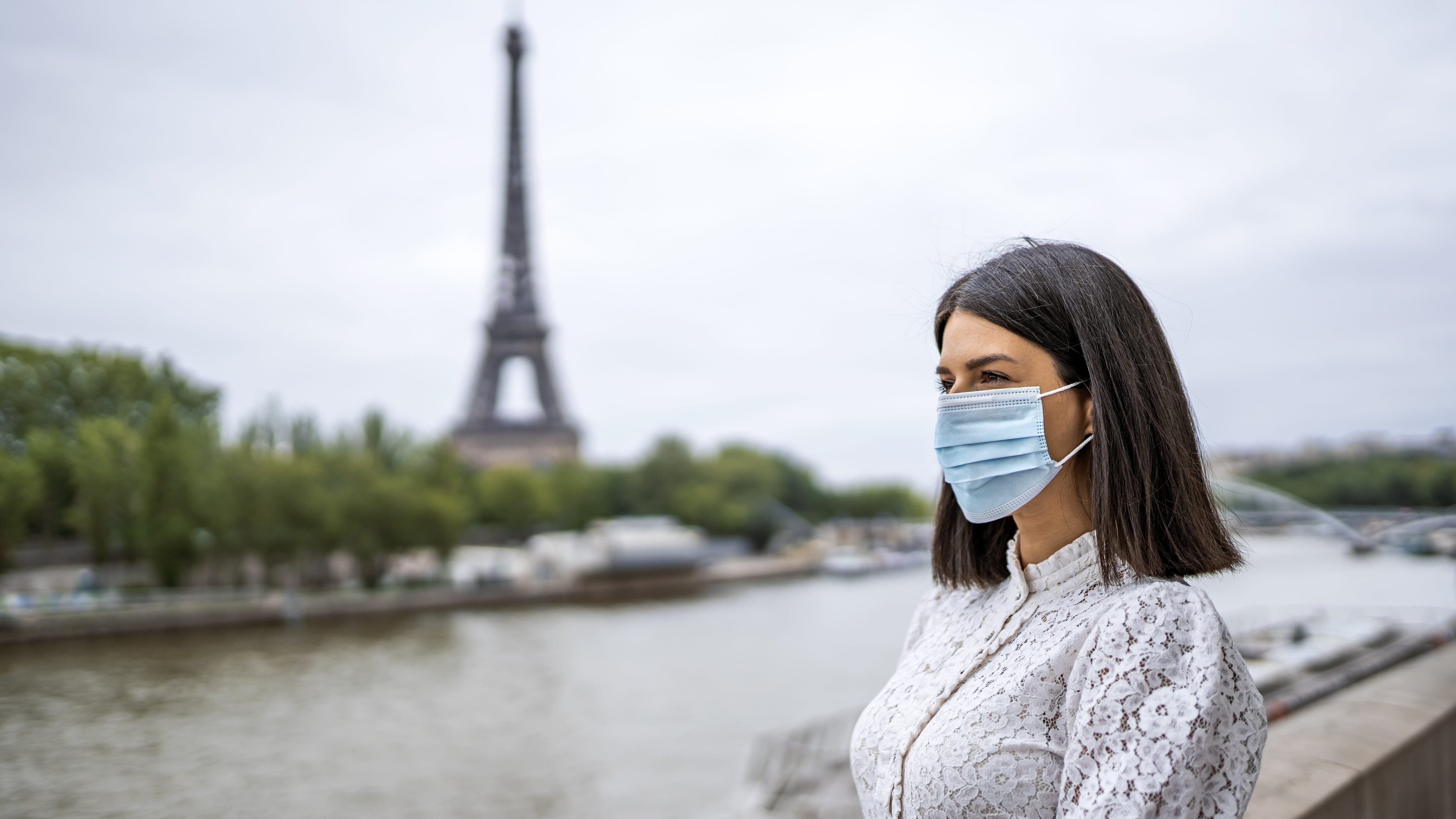 Photo of female Tourist in paris during the covid 19
