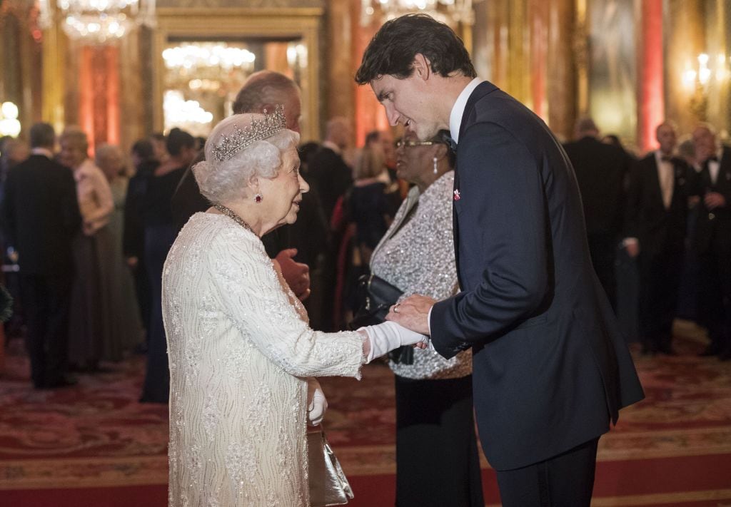 Isabel II recibe el saludo de Justin Trudeau en Londres