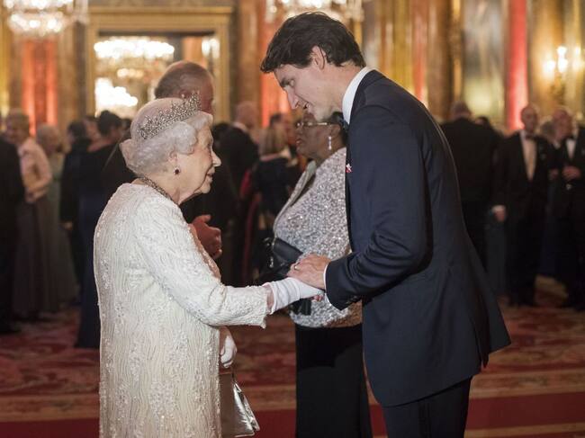 Isabel II recibe el saludo de Justin Trudeau en Londres