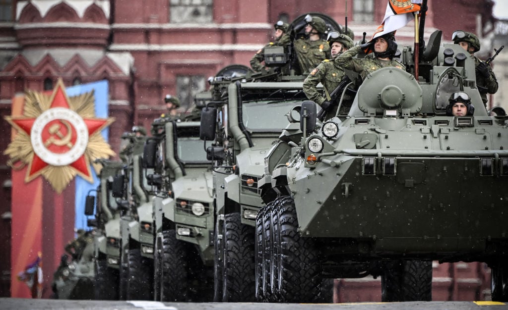 Tanques del Ejército de Rusia desfilan por la Plaza Roja en la ciudad de Moscú en la conmemoración del Día de la Victoria
