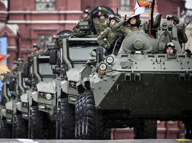 Tanques del Ejército de Rusia desfilan por la Plaza Roja en la ciudad de Moscú en la conmemoración del Día de la Victoria