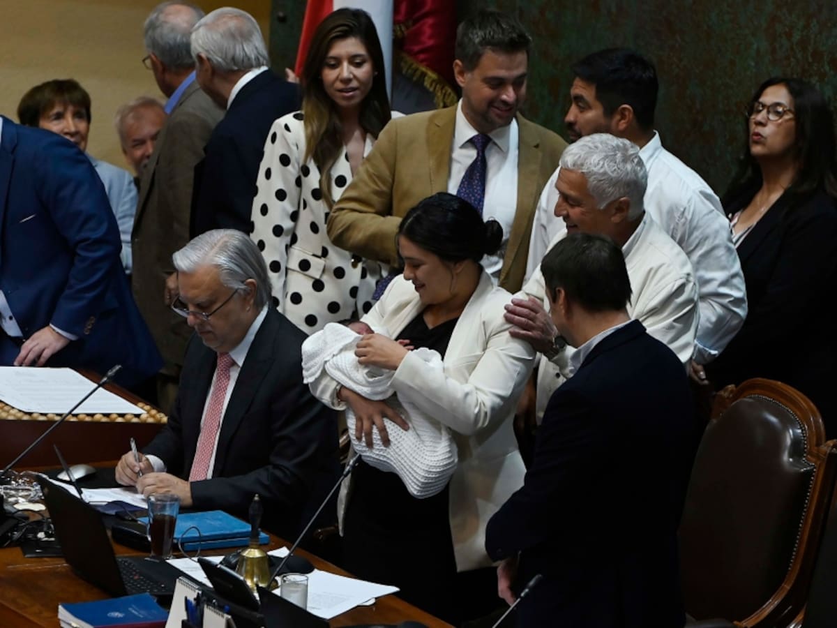 Karol Cariola asiste con su hijo recién nacido a la votación de censura en su contra en la Cámara de Diputados