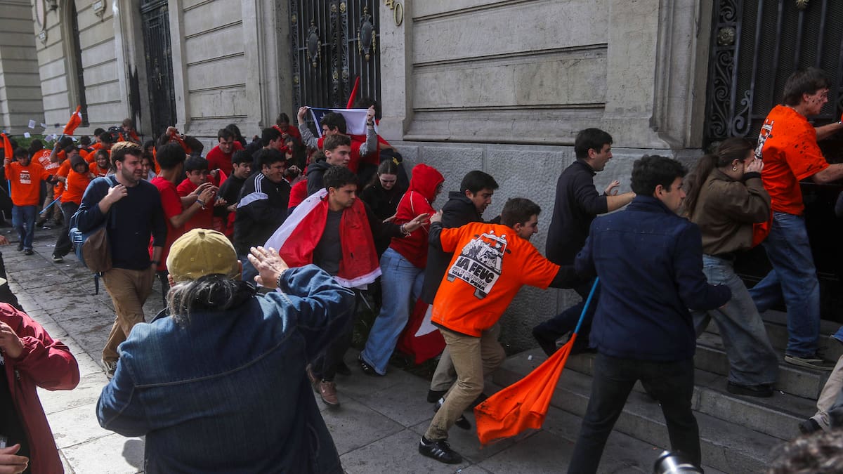 Presidente Kast condena agresiones a estudiantes UC durante marcha Confech: “Hay que respetar al que piensa distinto”