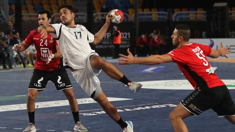 Chile's right back Rodrigo Salinas (C) jumps to shoot past Egypt's pivot Ibrahim El Masry (L) and Egypt's right back Mohsen Ramadan Mahmoud during the opening match of the 2021 World Men's Handball Championship between Group G teams Egypt and Chile at the Cairo Stadium Sports Hall in the Egyptian capital on January 13, 2021. (Photo by MOHAMED ABD EL GHANY / POOL / AFP) (Photo by MOHAMED ABD EL GHANY/POOL/AFP via Getty Images)