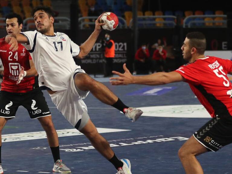 Chile&#039;s right back Rodrigo Salinas (C) jumps to shoot past Egypt&#039;s pivot Ibrahim El Masry (L) and Egypt&#039;s right back Mohsen Ramadan Mahmoud during the opening match of the 2021 World Men&#039;s Handball Championship between Group G teams Egypt and Chile at the Cairo Stadium Sports Hall in the Egyptian capital on January 13, 2021. (Photo by MOHAMED ABD EL GHANY / POOL / AFP) (Photo by MOHAMED ABD EL GHANY/POOL/AFP via Getty Images)