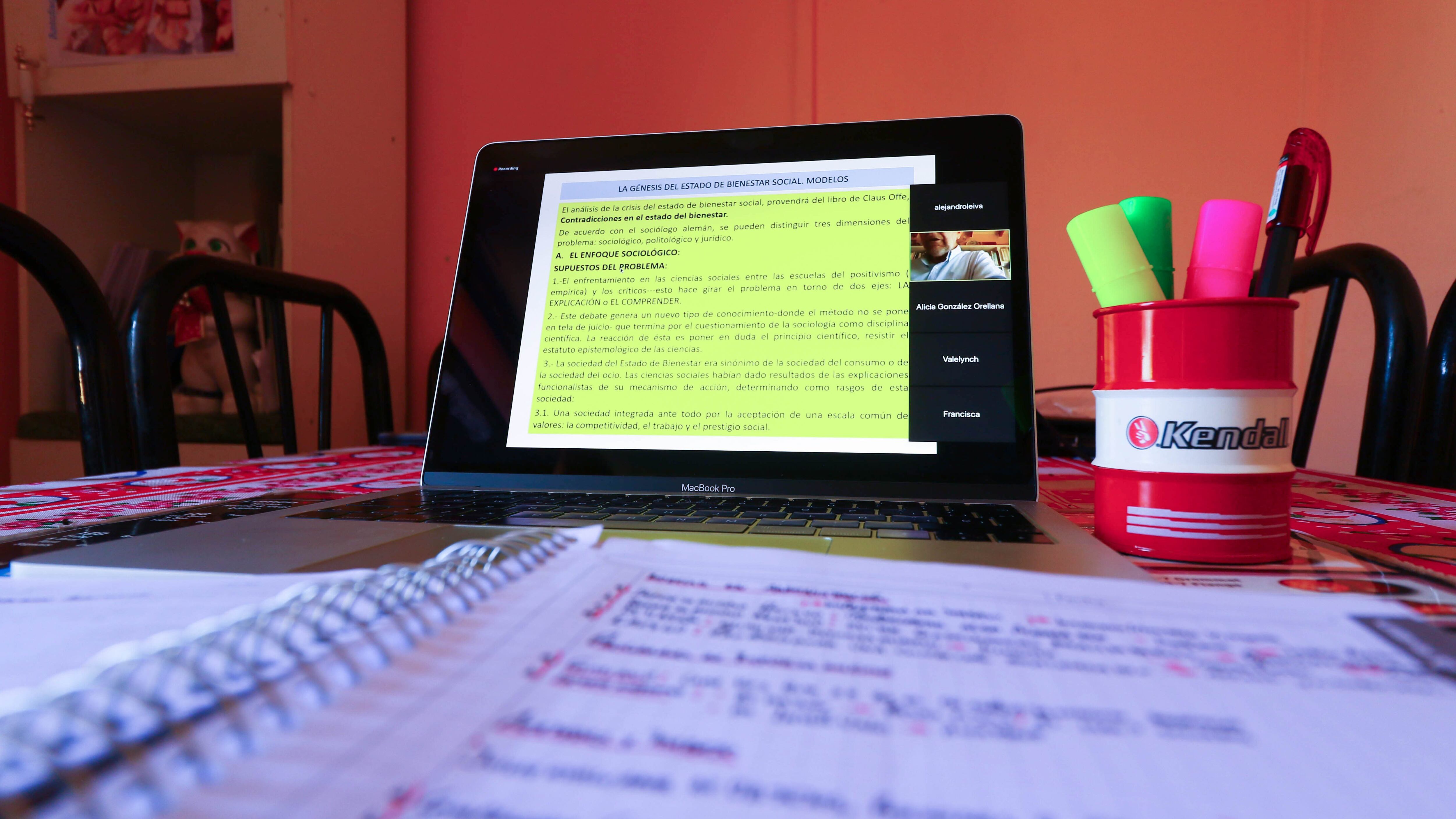 27 DE MAYO 2020/SANTIAGOApuntes de universitario en clases online , durante la cuarentena regional debido a la pandemia COVID-19 que afecta al país
FOTO CAMILO ALFARO/AGENCIA UNO