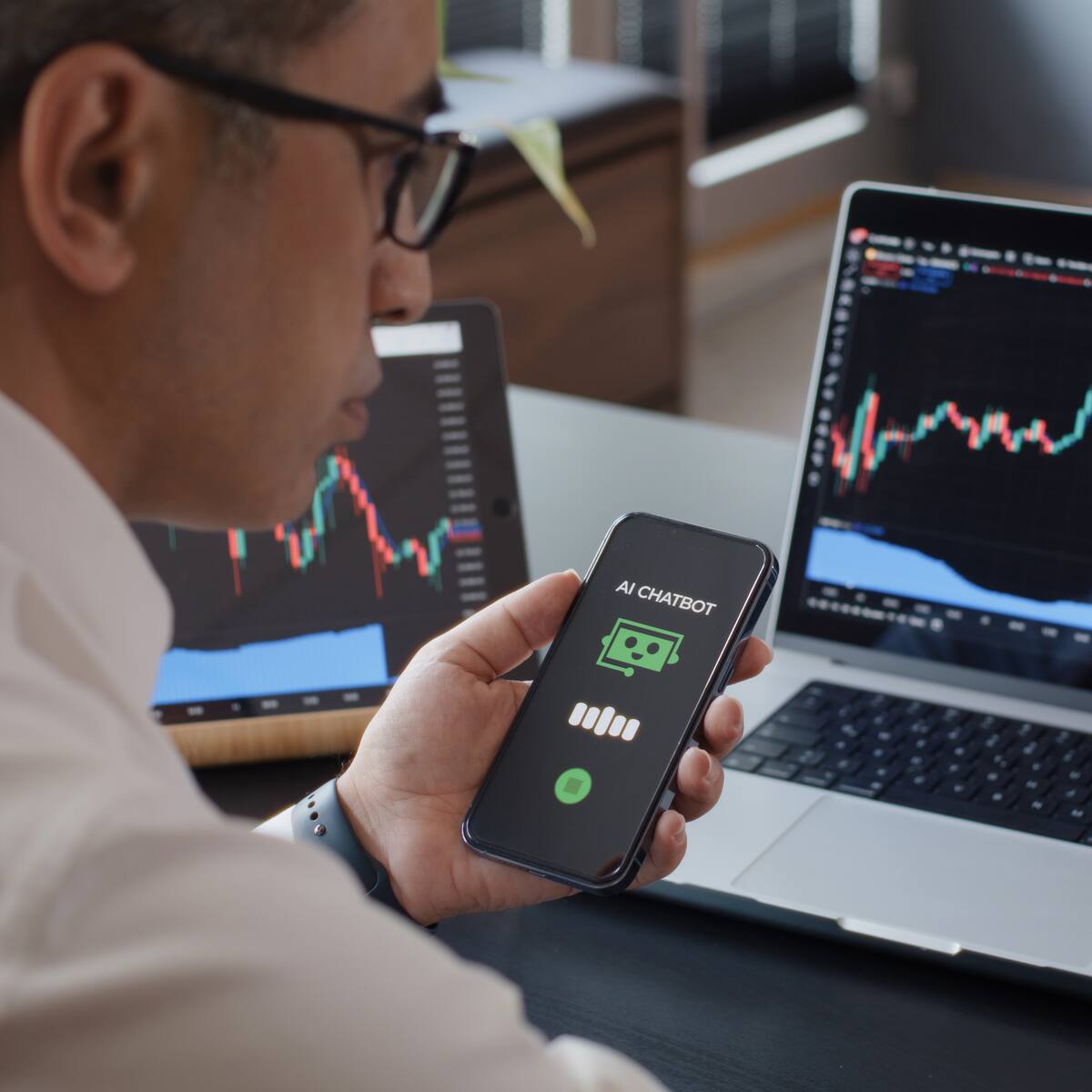 “No tienes que estar en todas las plataformas”: experto en marketing entrega claves para que emprendedores marquen la diferencia en RR.SS.