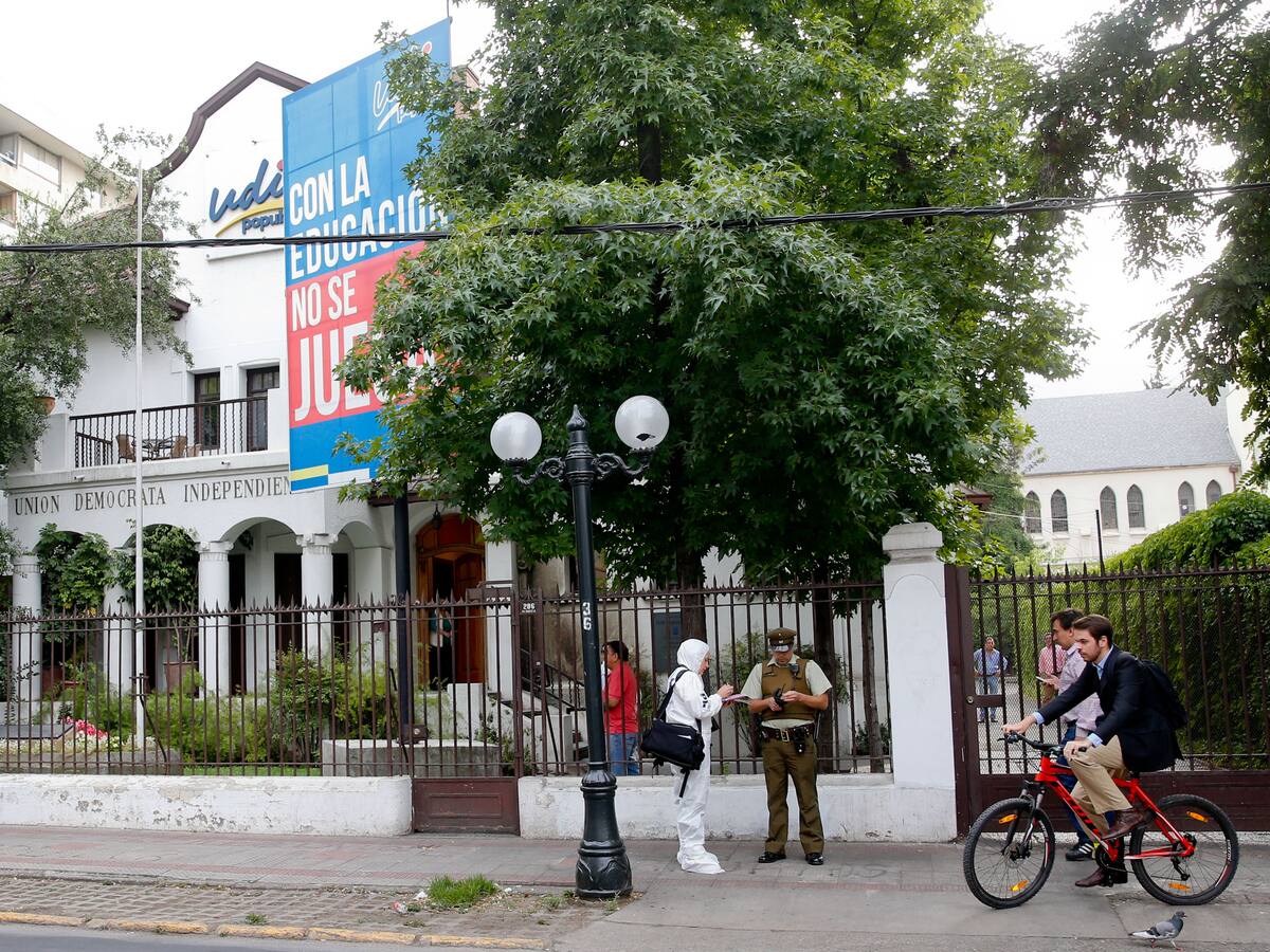 Intento de robo afecta a sede de la UDI en Providencia: solitario delincuente ingresó al recinto por una ventana