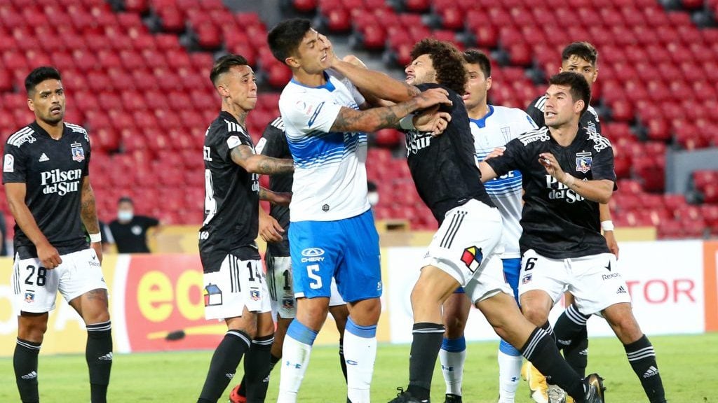 21 de Marzo del 2021/SANTIAGOMaximiliano Falcon(c) y Valber Huerta (c) se enfrentan a golpes, durante el partido valido por la Final de la Supercopa Easy 2020, entre Universidad Católica vs Colo Colo, disputado en el Estadio Nacional.
FOTO:FRANCISCO LONGA/AGENCIAUNO
