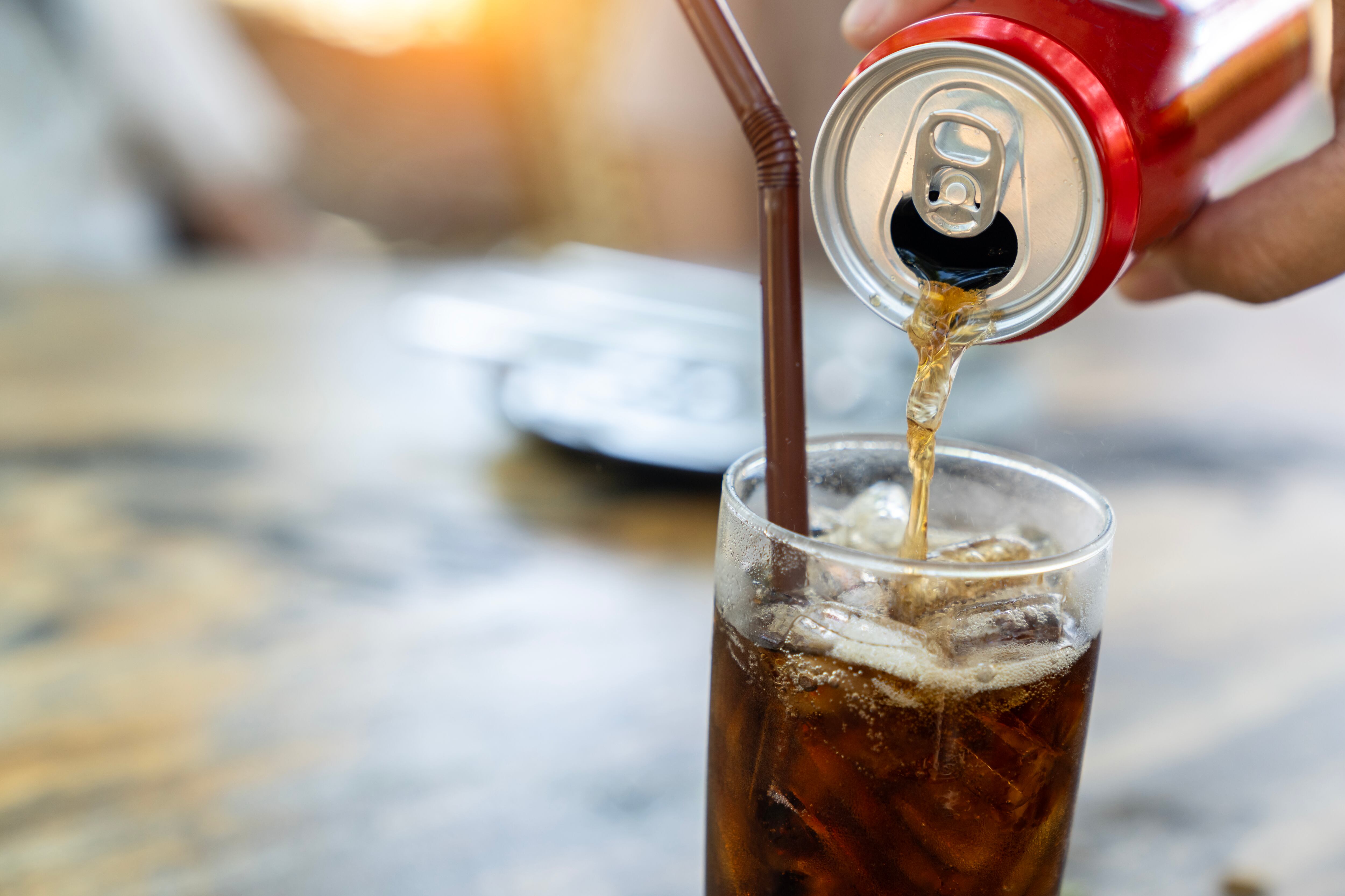 País de Europa propone impuesto a bebidas azucaradas: generaría más de $450 millones de euros anuales