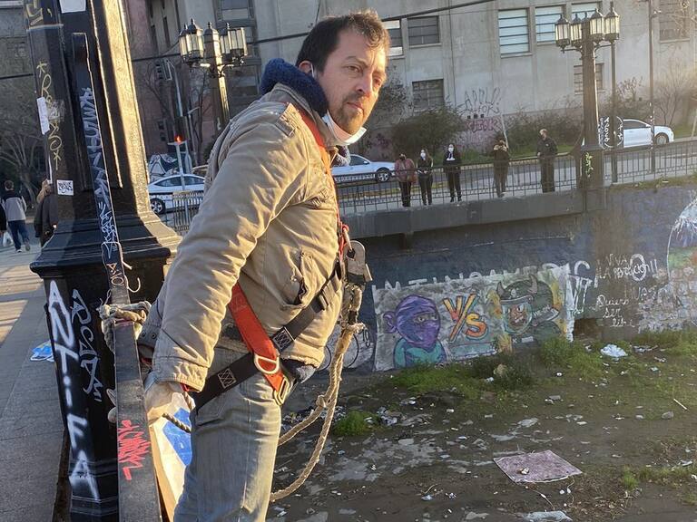 Familiares de los «presos de la revuelta» amenazaron con lanzarse desde puente Pio Nono si es que proyecto de indulto no se pone en tabla para votación