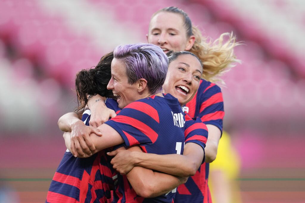 Las futbolistas de EEUU festejan el triunfo en el estadio de Ibaraki Kashima