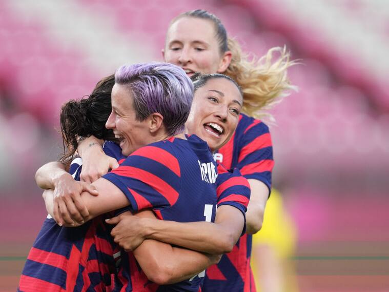 Las futbolistas de EEUU festejan el triunfo en el estadio de Ibaraki Kashima