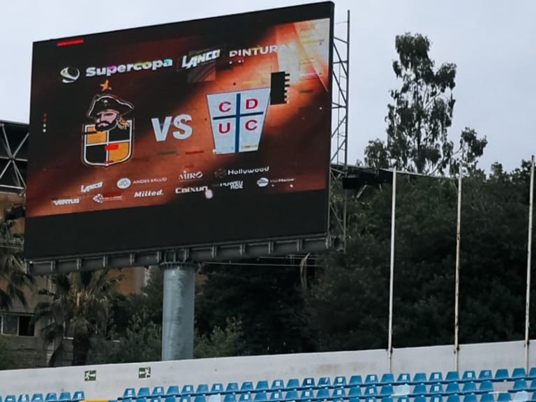 Hinchas de la UC ingresan en avalancha y agreden a personal de seguridad privada en Sausalito