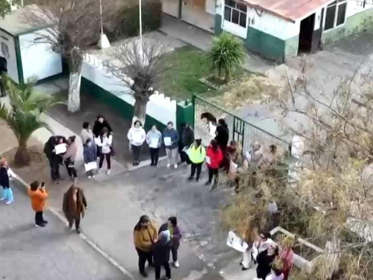 Vecinos de Til Til se manifestaron: Cierran el único retén de Rungue por plaga de termitas