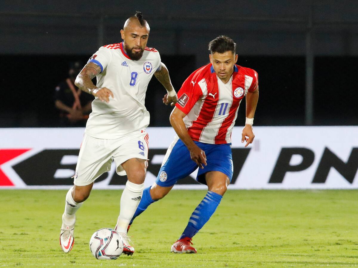 Prensa paraguaya calienta el duelo ante Chile con desafiante recado a Arturo Vidal: “Baño de humildad”