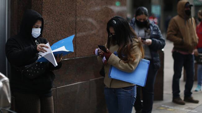 29 de Junio de 2020/SANTIAGO Continan las largas filas en varias sucursales de (AFC), para cobrar su seguros de Cesantia.
FOTO:Cristobal Escobar/Agencia UNO