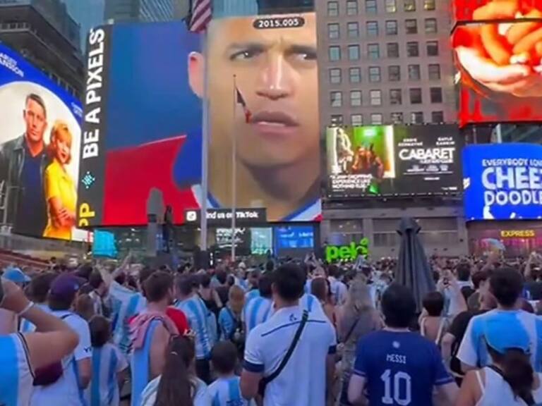 Chilenos otra vez interrumpen banderazo argentino en Times Square con video proyectado en pantalla gigante