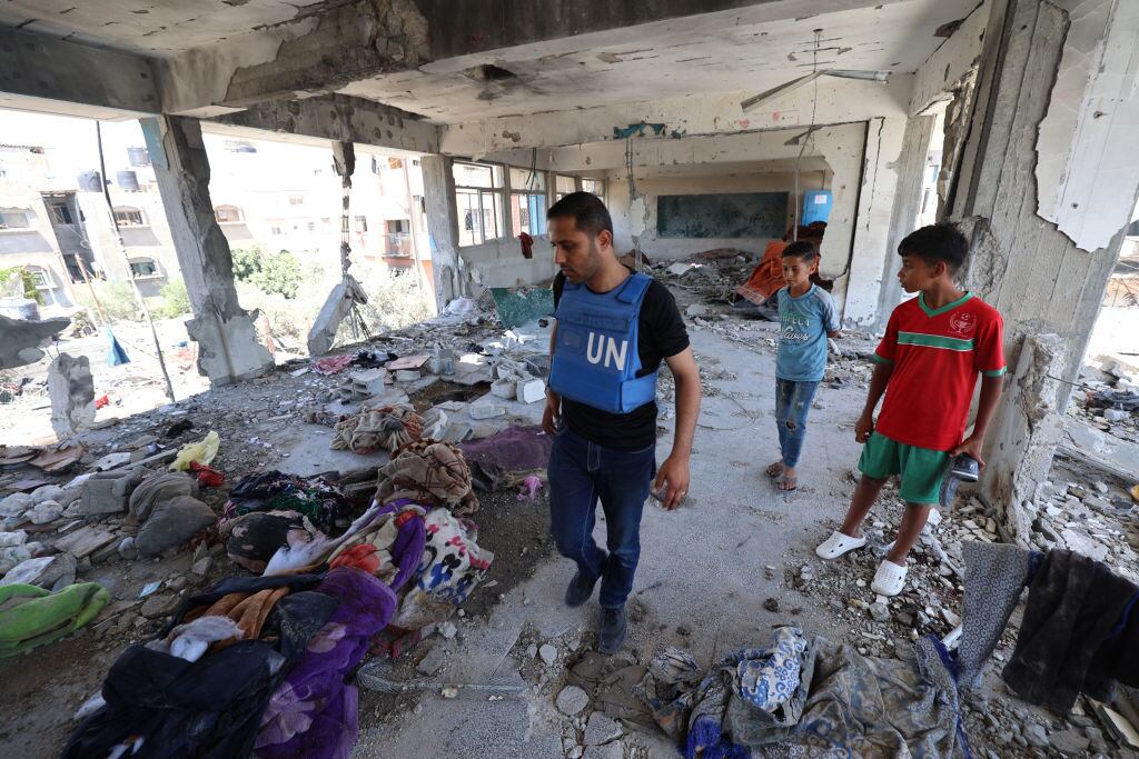 Miembros del equipo investigador de la ONU revisan la escuela de la UNRWA que fue atacada por Israel en la Franja de Gaza.