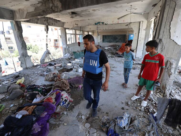 Miembros del equipo investigador de la ONU revisan la escuela de la UNRWA que fue atacada por Israel en la Franja de Gaza.