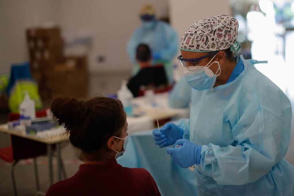 Trabajadores de la salud aplican test del Covid-19 en Vallecas