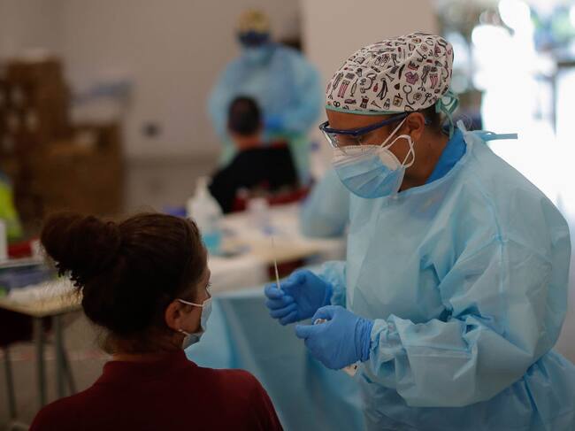 Trabajadores de la salud aplican test del Covid-19 en Vallecas