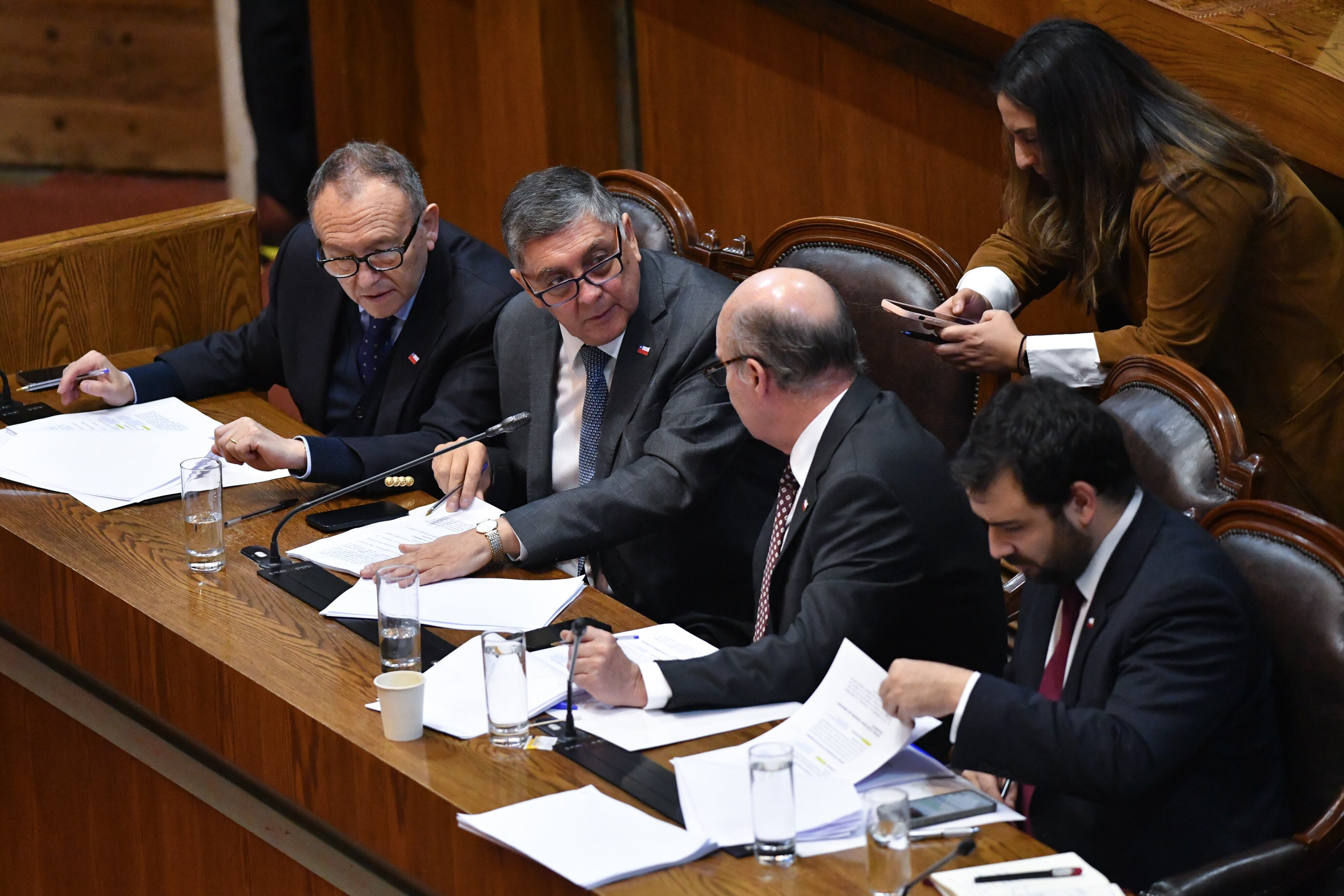 20 DE MAYO DE 2026/VALPARAISOEl ministro de hacienda Jorge Quiroz junto al ministro de interior Claudio Alvarado, ministro de segpres José García Ruminot y el subsecretario de hacienda Juan Pablo Rodríguez en el marco de la votación en sala por Plan de Reconstrucción Nacional en la camara de diputados.
FOTO: OSCAR GUERRA/AGENCIA UNO