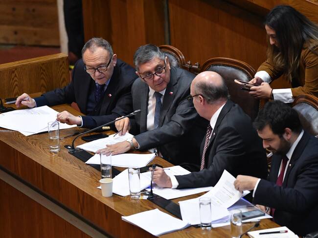 20 DE MAYO DE 2026/VALPARAISO
El ministro de hacienda Jorge Quiroz junto al ministro de interior Claudio Alvarado, ministro de segpres José García Ruminot y el subsecretario de hacienda Juan Pablo Rodríguez en el marco de la votación en sala por Plan de Reconstrucción Nacional en la camara de diputados.
FOTO: OSCAR GUERRA/AGENCIA UNO