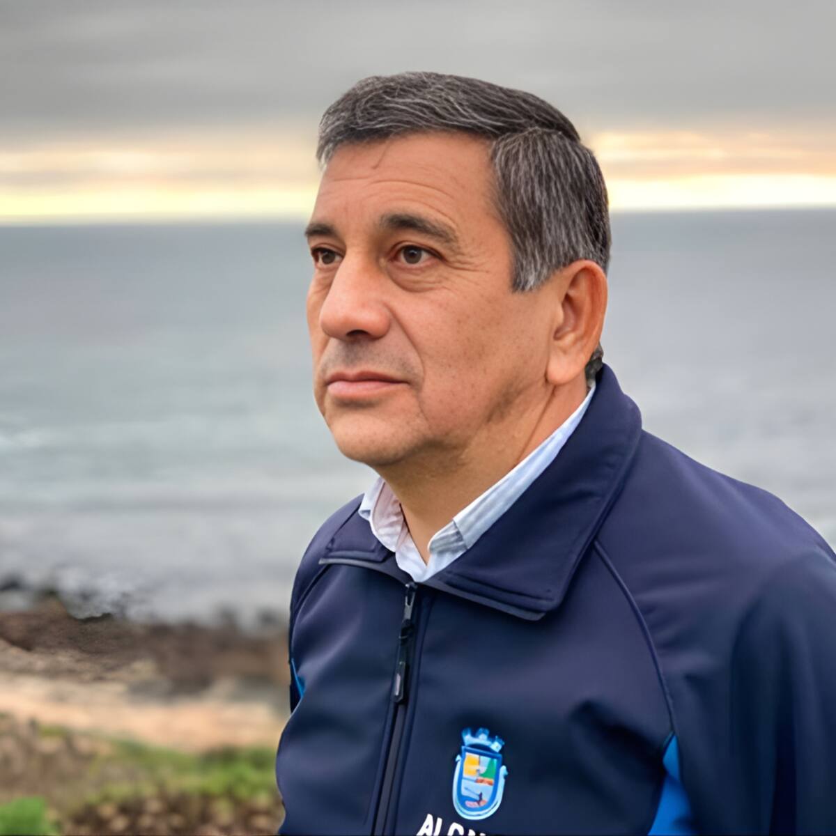 Contraloría destapa escándalo en El Tabo: detectan 56 contrataciones ligadas a parentescos municipales, incluyendo 24 vinculadas al alcalde