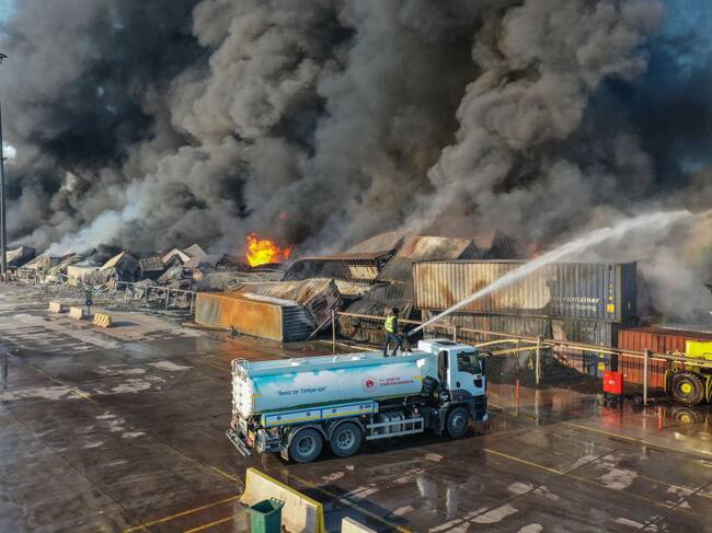 Bomberos enfrenta un incendio tras sismos en Turquía