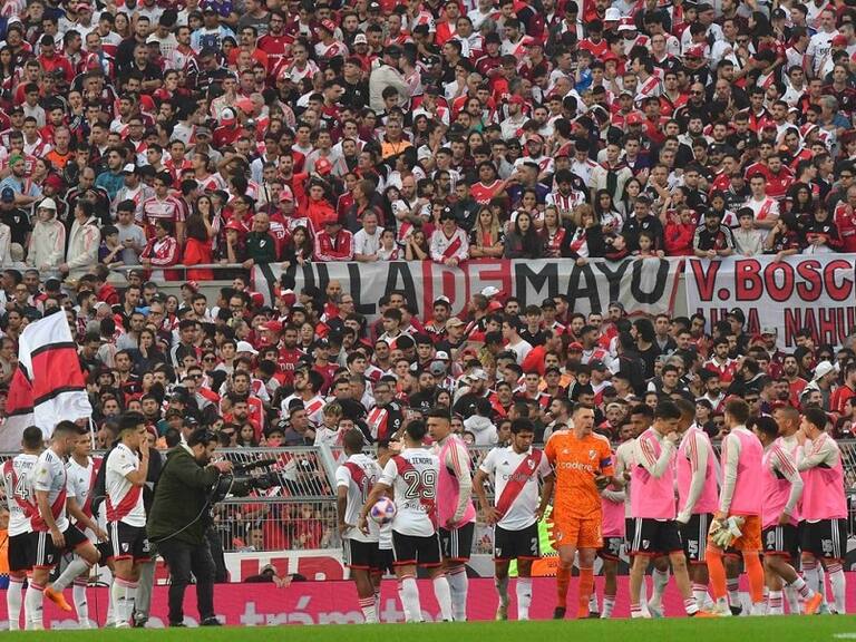 Hincha muere tras caer desde la tribuna durante el partido entre River Plate y Defensa y Justicia por la Liga Argentina