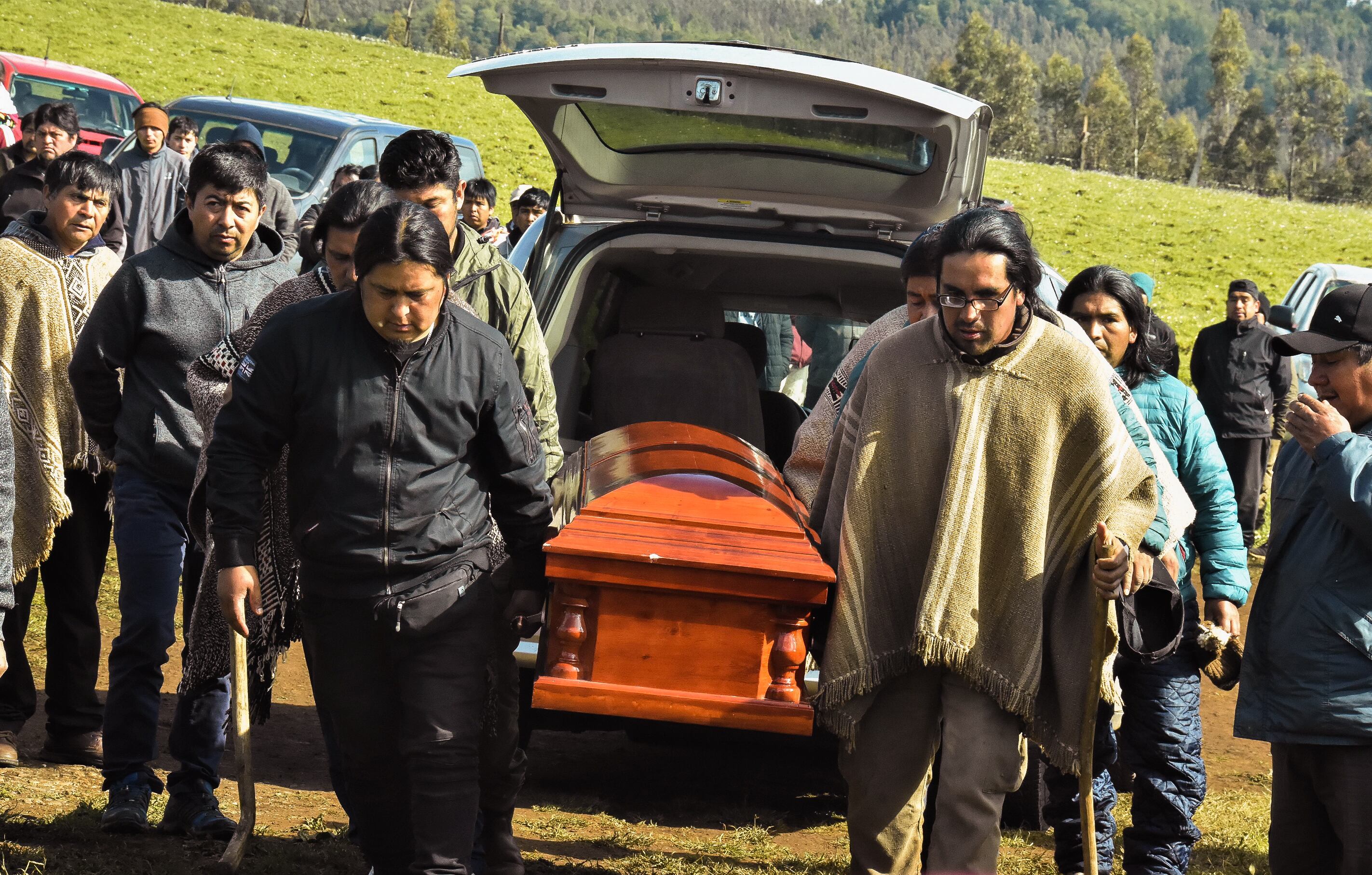 15 de Noviembre de 2018 / ERCILLAEn la comunidad de Temucuicui, comuneros mapuche bajan de la carroza el féretro con los restos de Camilo Catrillanca, joven asesinado durante un operativo policial del Comando Jungla.FOTO: HECTOR ANDRADE / AGENCIAUNO