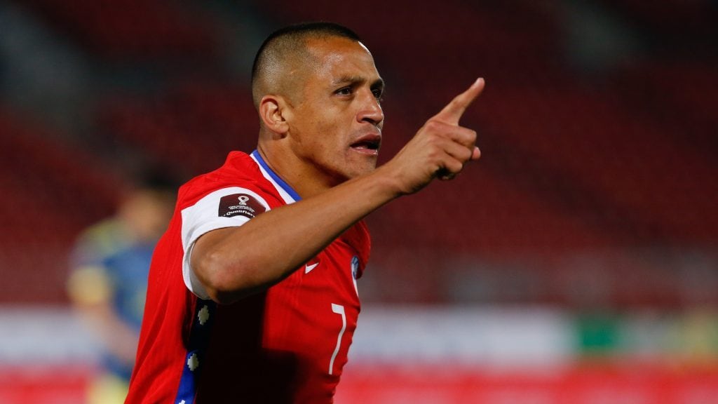 13 de Octubre del 2020/SANTIAGOAlexis Sánchez(c) celebra su primer gol y el 2 a 1 de Chile ,durante el partido valido por la Fase de Grupos 2/18 por la clasificación de Conmebol para la Copa Mundial de Fútbol Qatar 2022, entre Chile vs Colombia, disputado en el Estadio Nacional.
FOTO:FRANCISCO LONGA/AGENCIAUNO