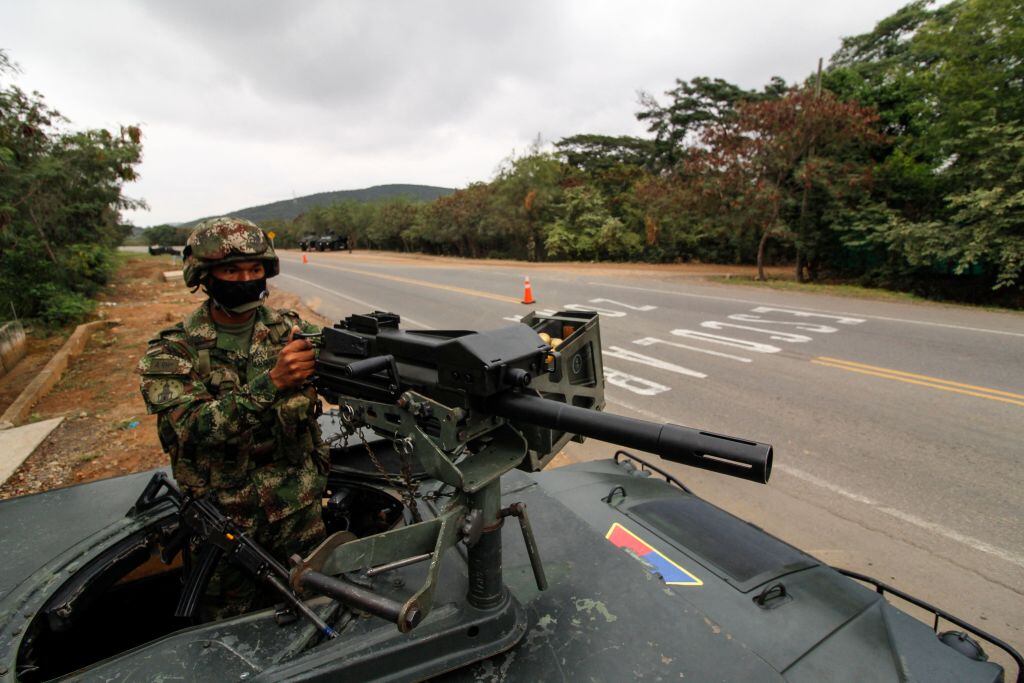 Soldados colombianos custodian rutas cerca de la frontera con Venezuela