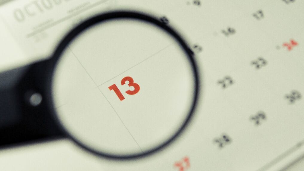 martes 13