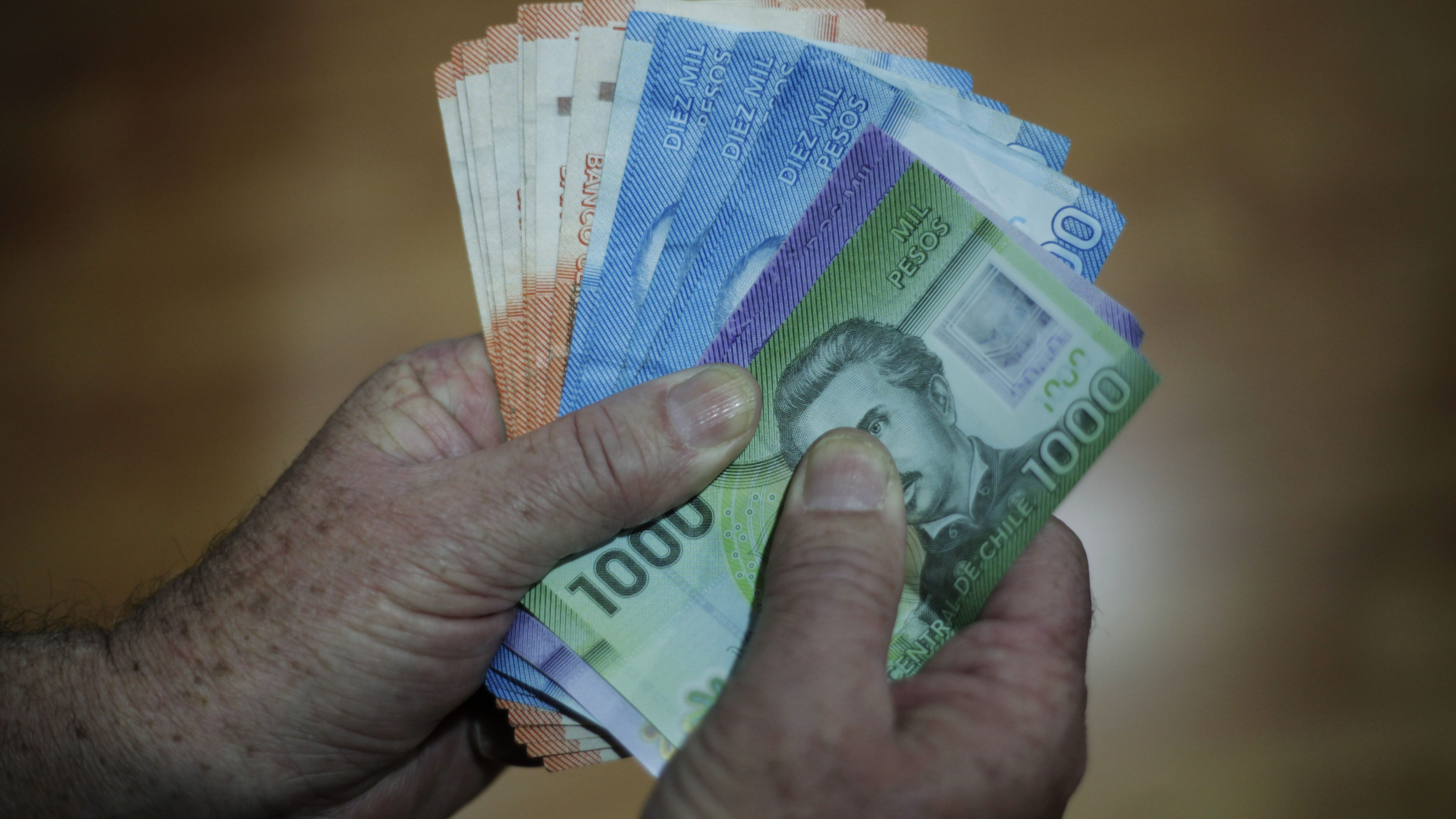 9 de julio de 2014/SANTIAGO
Detalle de billetes que suman 225 mil pesos, lo que equivale al salario mínimo que fue aprobado hoy por el senado.
FOTO: DAVID VON BLOHN/ AGENCIAUNO