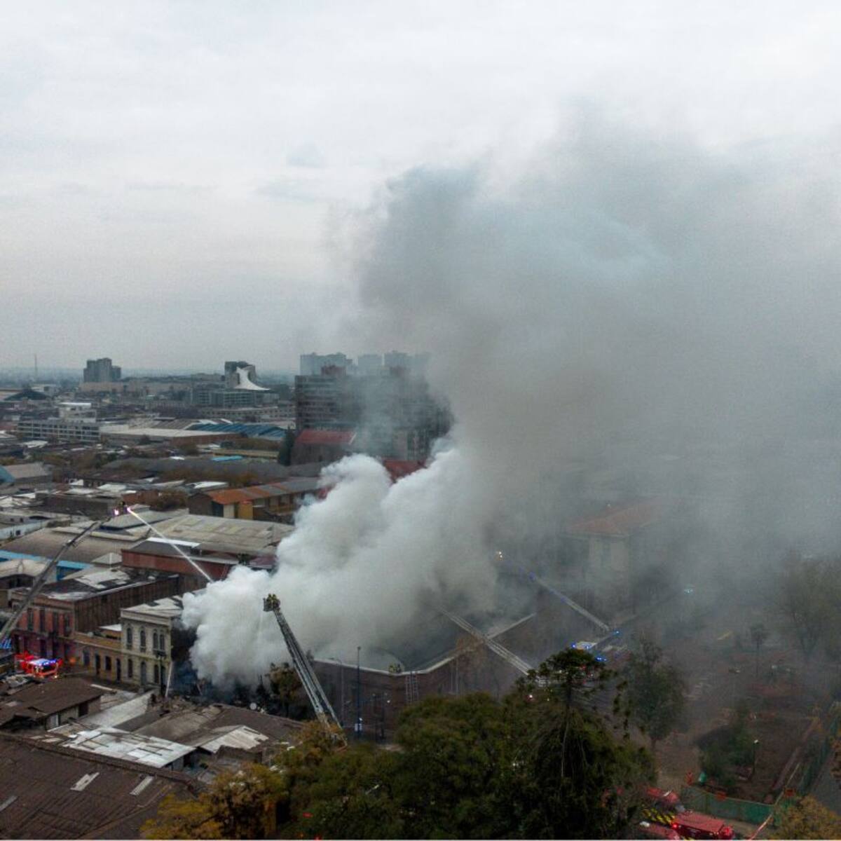Humo en Santiago tras incendio y derrumbe: entregan recomendaciones para proteger la salud