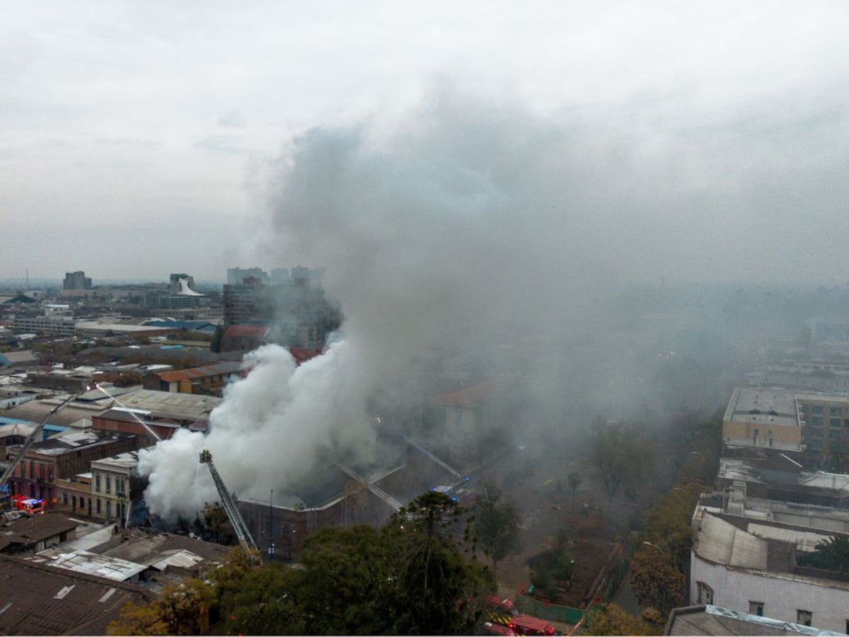 Madre viajó desde Argentina para recuperar el cuerpo de su hijo fallecido en incendio de Santiago: sigue bajo los escombros