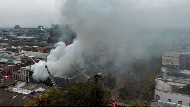 Humo en Santiago tras incendio y derrumbe: entregan recomendaciones para proteger la salud