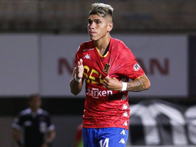 04 DE ENERO DE 2021/SANTIAGOEl jugador Carlos Palacios (c) marca el dos a uno frente a Audax Italiano, durante el partido valido por vigsimo sptima fecha del Campeonato Nacional AFP PlanVital 2020, entre Audax Italiano y Unin Espaola, disputado en el Estadio Bicentenario de La Florida.
FOTO: SEBASTIAN ORIA/AGENCIAUNO
