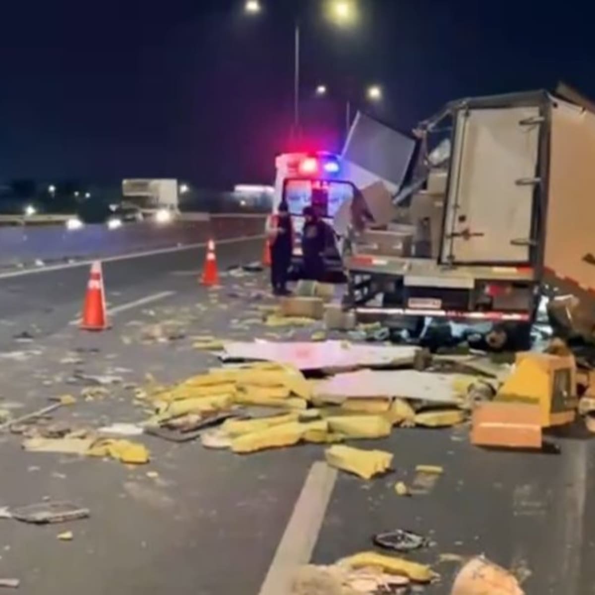 Tortas, pasteles y berlines quedaron esparcidos en Vespucio Norte tras accidente que generó alta congestión en Pudahuel