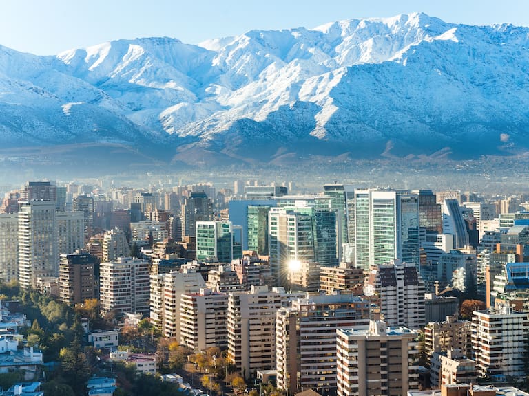 Las comunas de Santiago con los gastos comunes más altos: ranking revela cuánto se paga por departamento