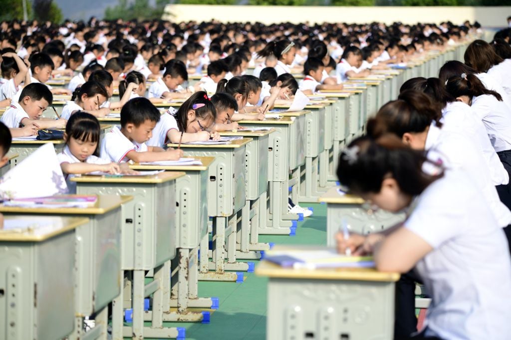 Miles de estudiantes participan de un concurso de caligrafía en Anlong
