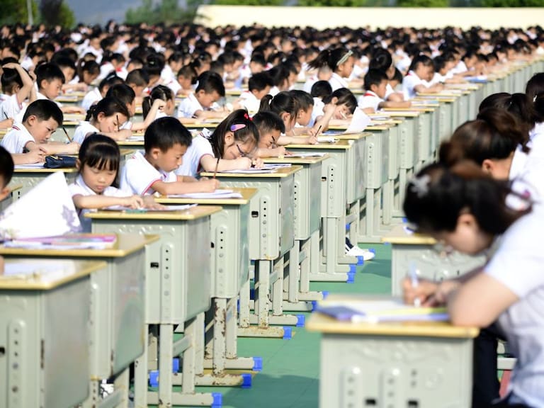 Miles de estudiantes participan de un concurso de caligrafía en Anlong